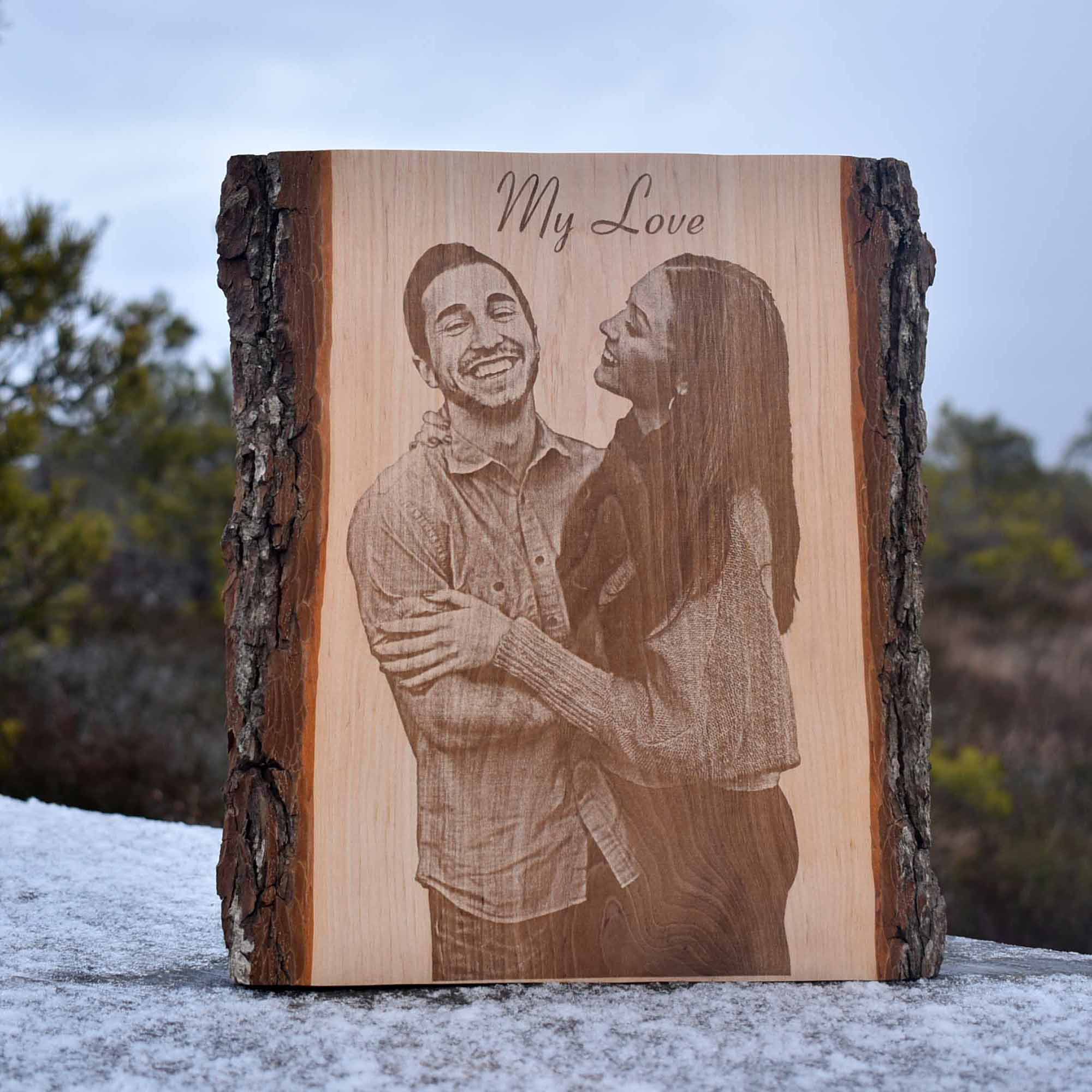 Graveeritud pilt servamata puidul – isikupärane kingitus
Portree foto puidul – käsitsi valmistatud pildialus
Puidust plaadile graveeritud pereliikme portree
Servamata puidule graveeritud koera või lemmiklooma pilt
Foto graveering puidul – pulma- või mälestuskingitus
Puidule graveeritud nägu ilma taustata
Käsitöö portree puidust – vertikaalne pilt ilma taustata
Puidust pilt personaalse graveeringuga